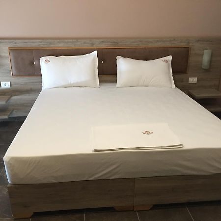 Herges Hotel Durres Bagian luar foto