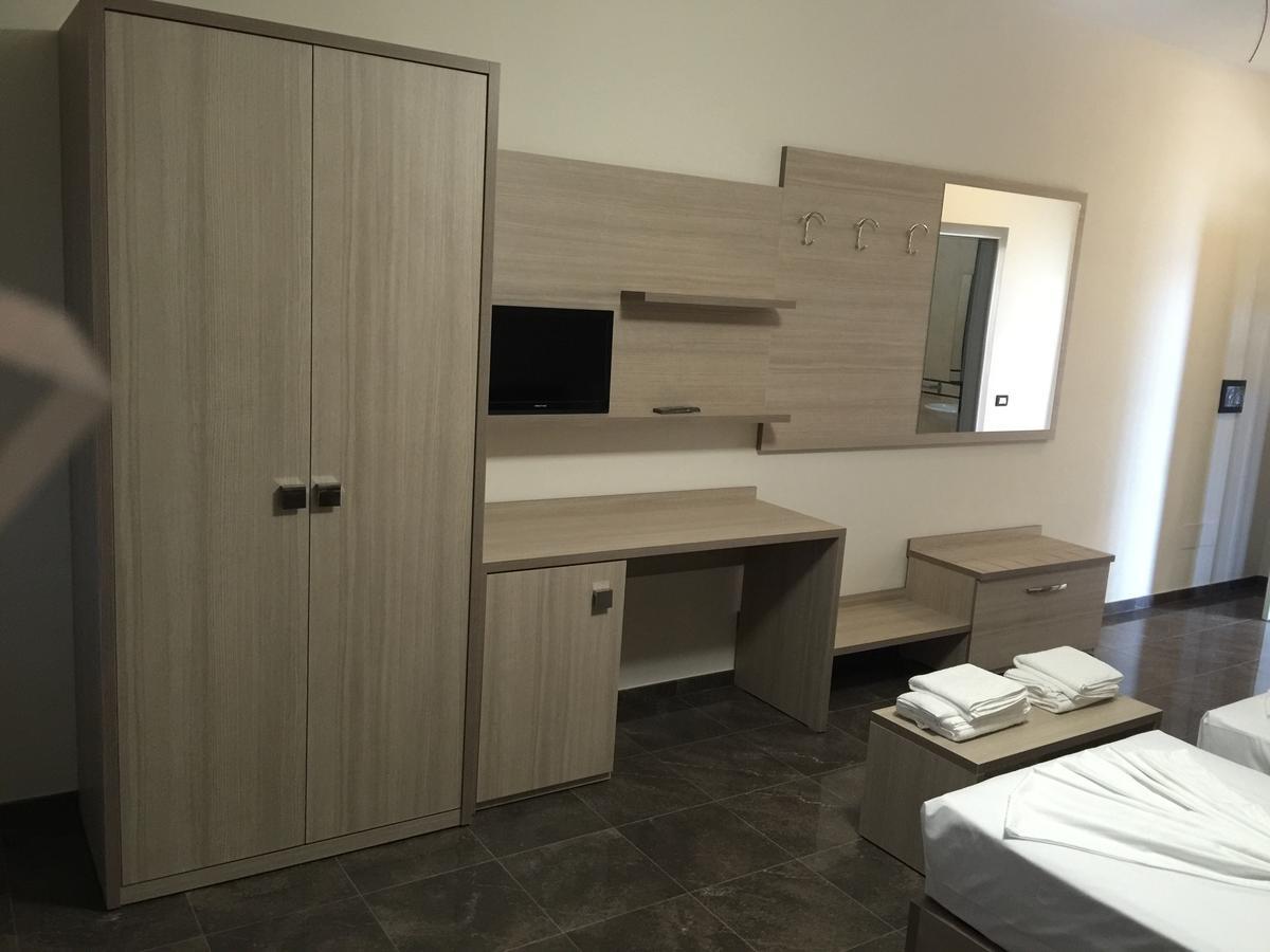 Herges Hotel Durres Bagian luar foto