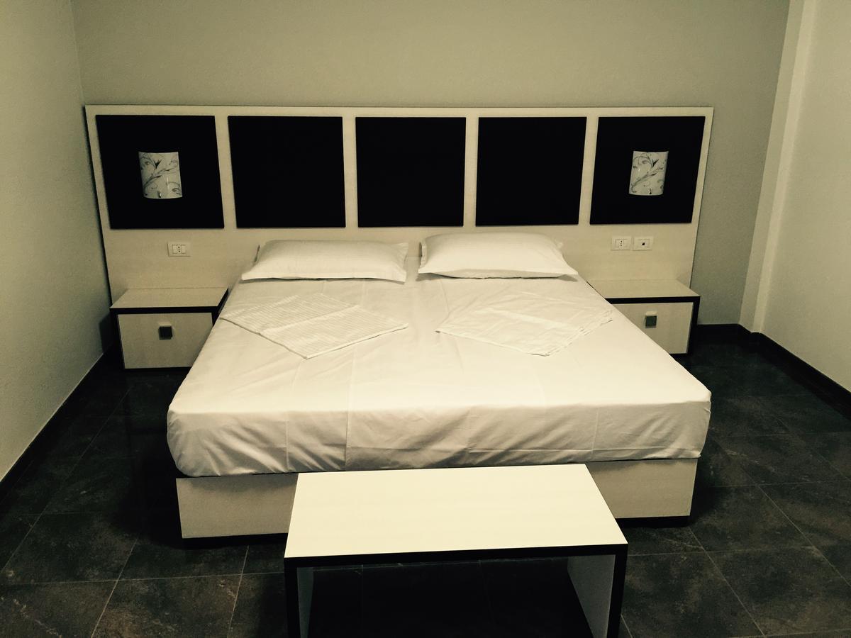 Herges Hotel Durres Bagian luar foto