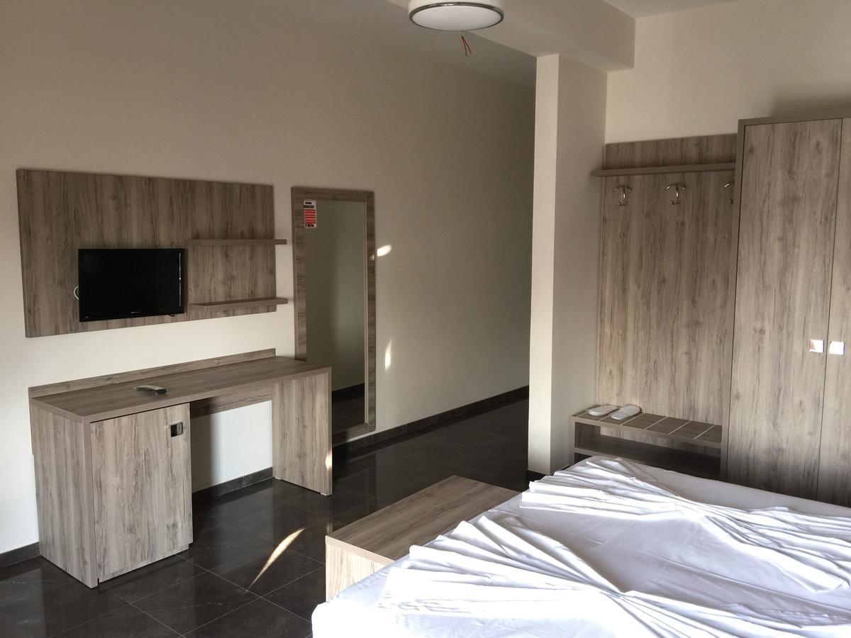 Herges Hotel Durres Bagian luar foto