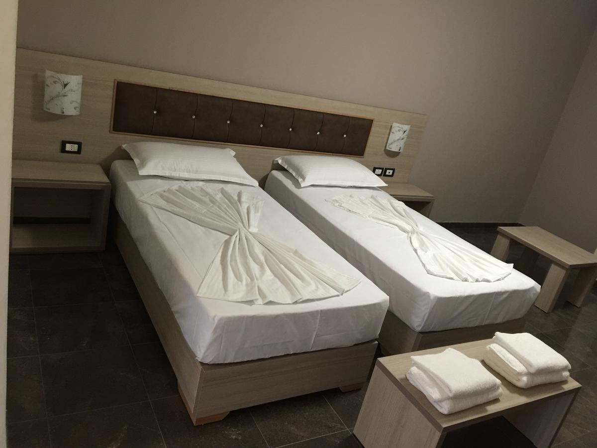 Herges Hotel Durres Bagian luar foto