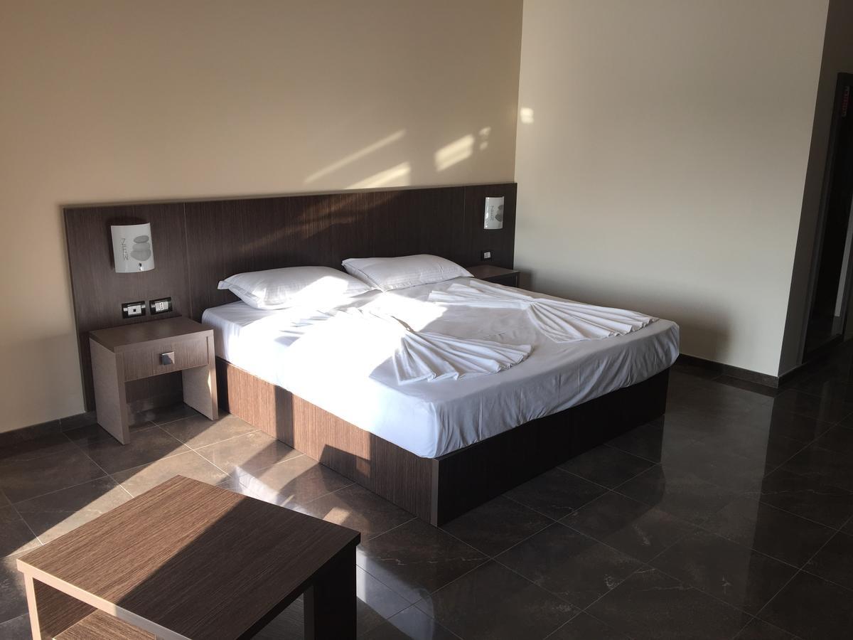Herges Hotel Durres Bagian luar foto