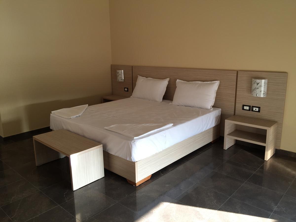 Herges Hotel Durres Bagian luar foto