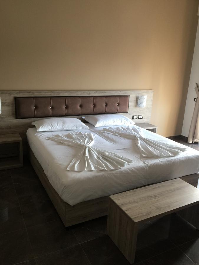Herges Hotel Durres Bagian luar foto