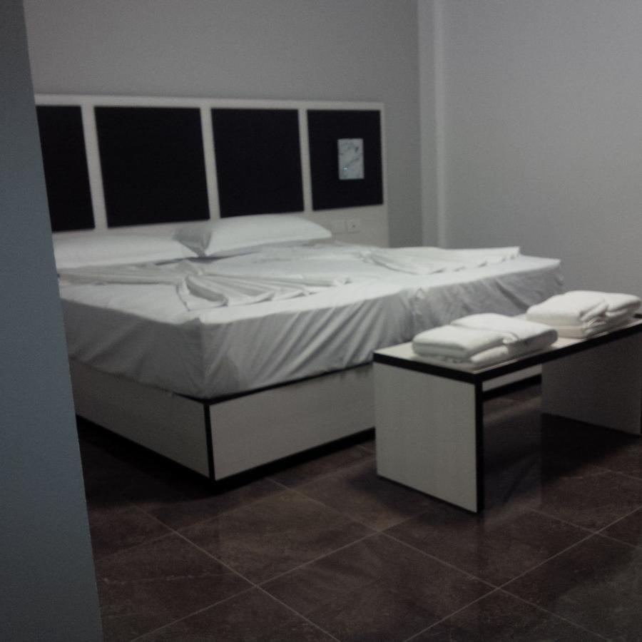 Herges Hotel Durres Bagian luar foto