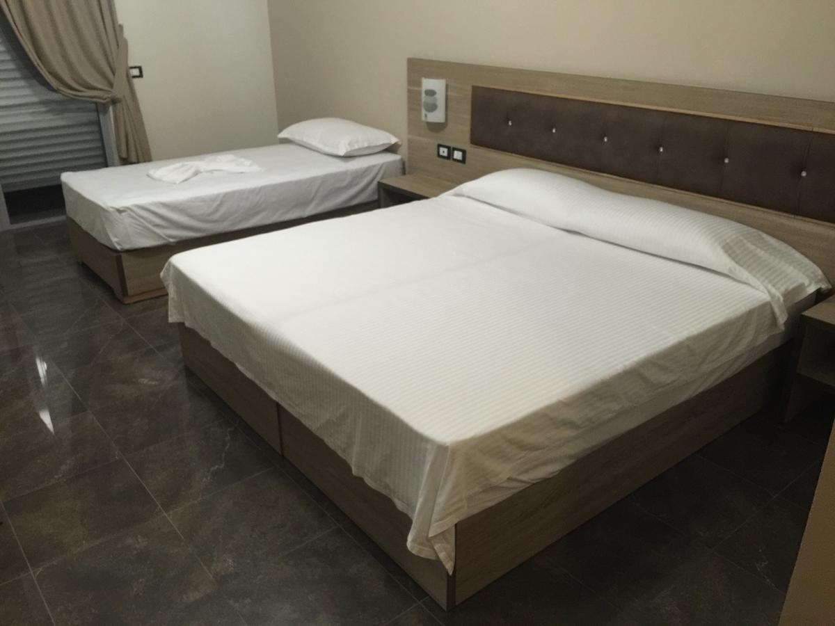 Herges Hotel Durres Bagian luar foto