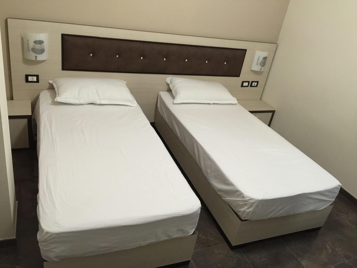 Herges Hotel Durres Bagian luar foto
