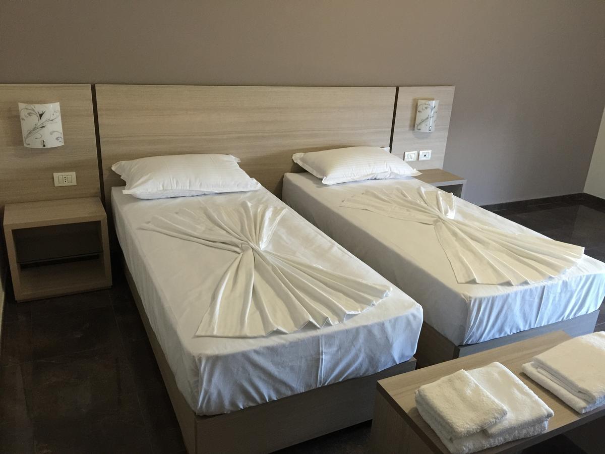 Herges Hotel Durres Bagian luar foto