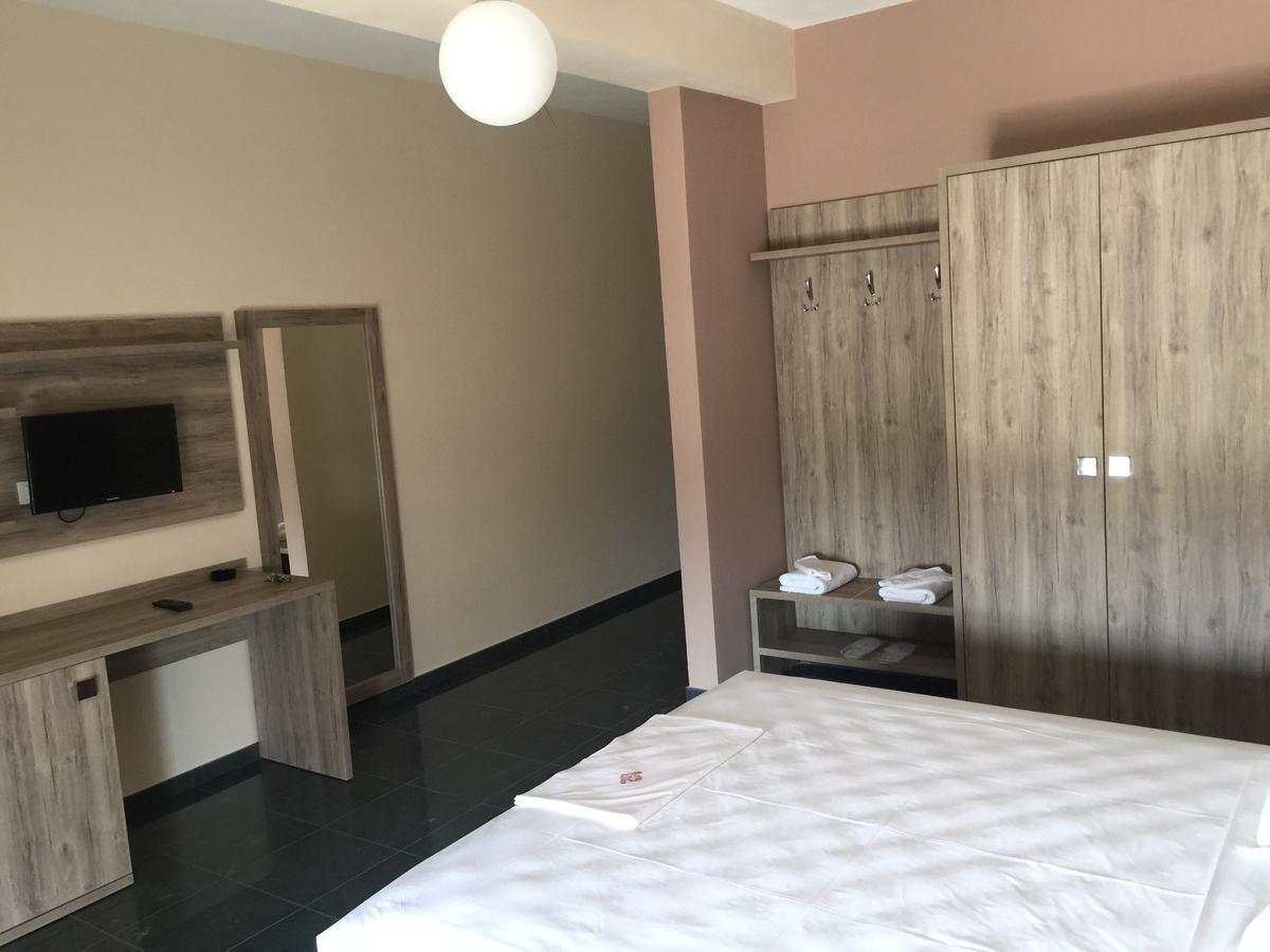 Herges Hotel Durres Bagian luar foto