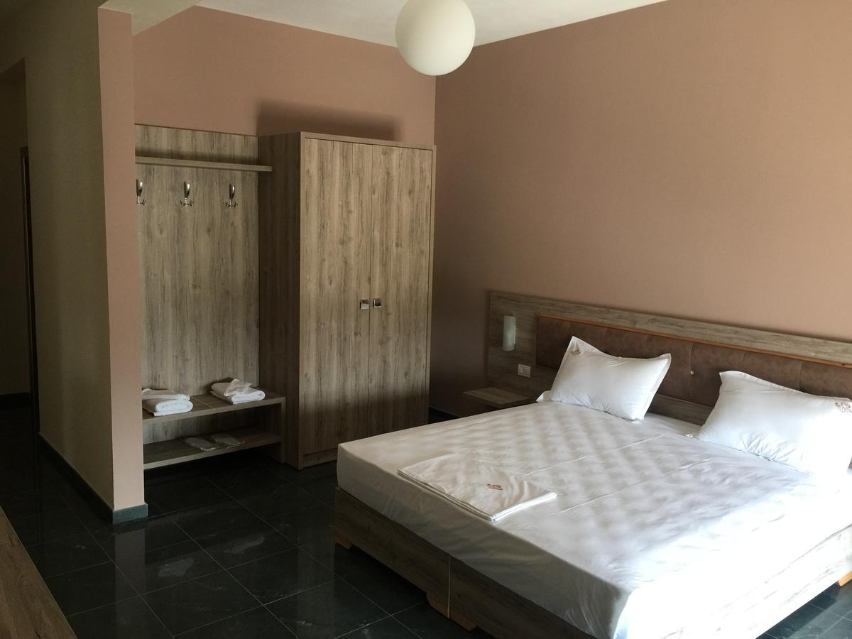 Herges Hotel Durres Bagian luar foto